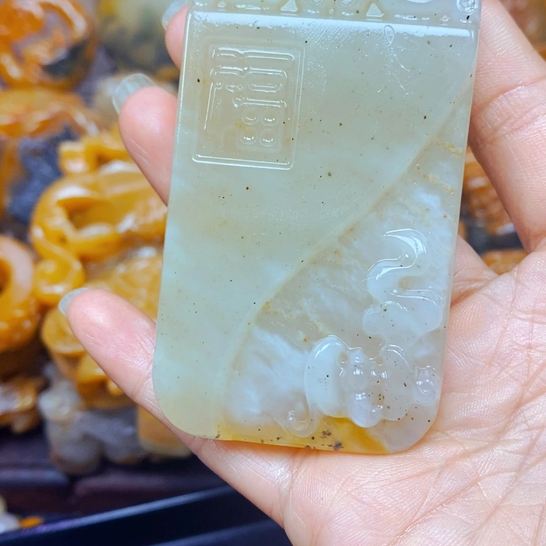未镶嵌石英质玉（黄龙玉）颈饰