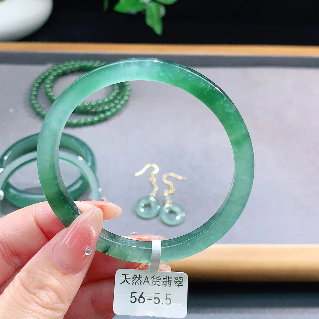 未镶嵌手镯（圆镯）翡翠