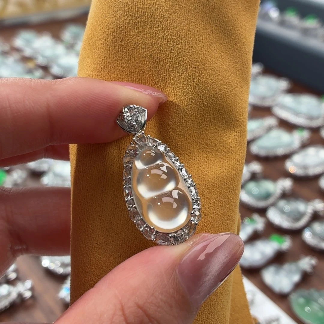 翡翠18K金镶嵌颈饰豆子