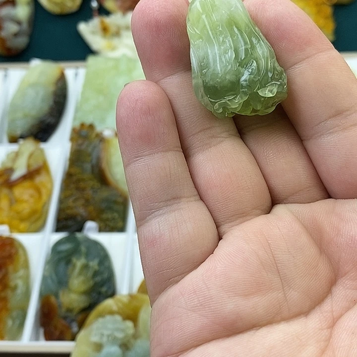 蛇纹石玉未镶嵌颈饰