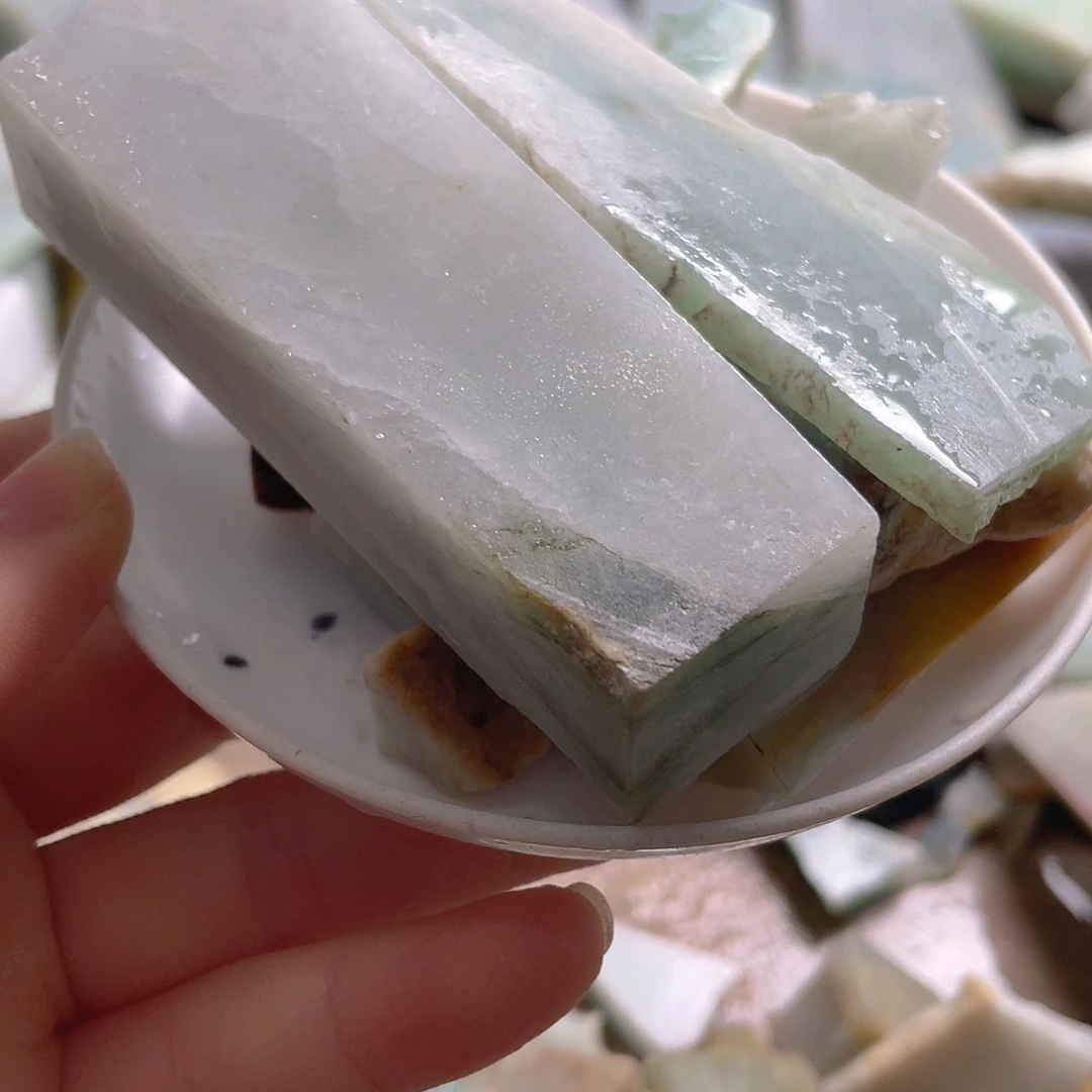 颈饰未镶嵌翡翠。