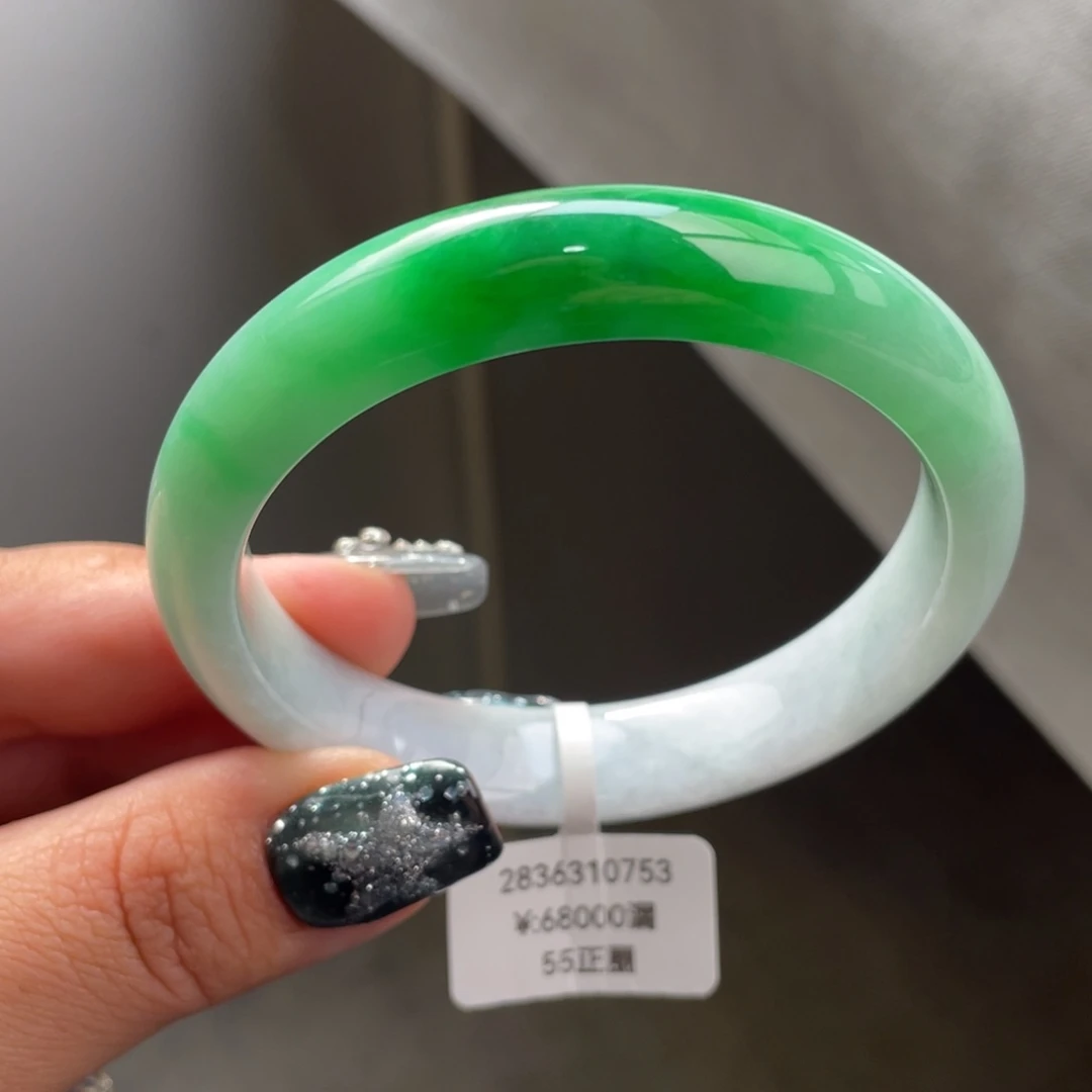 未镶嵌手镯翡翠回流）辣绿白底青正圈手镯