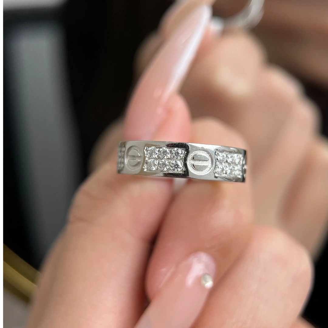 铂金镶嵌一字戒指时尚经典镶钻