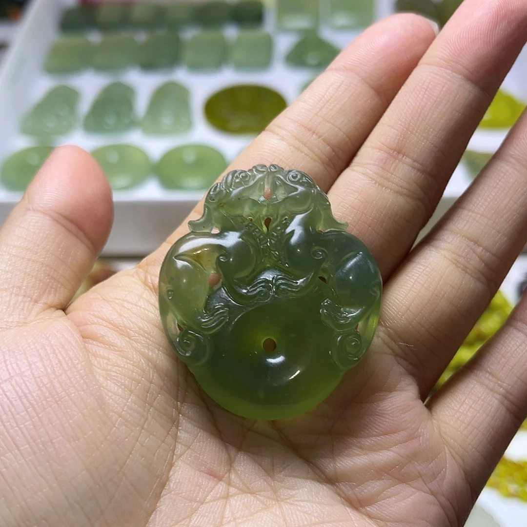 王***米蛇纹石玉未镶嵌颈饰