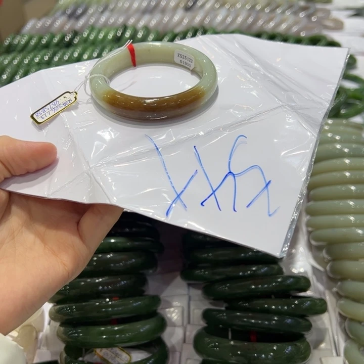 和田玉未镶嵌手镯