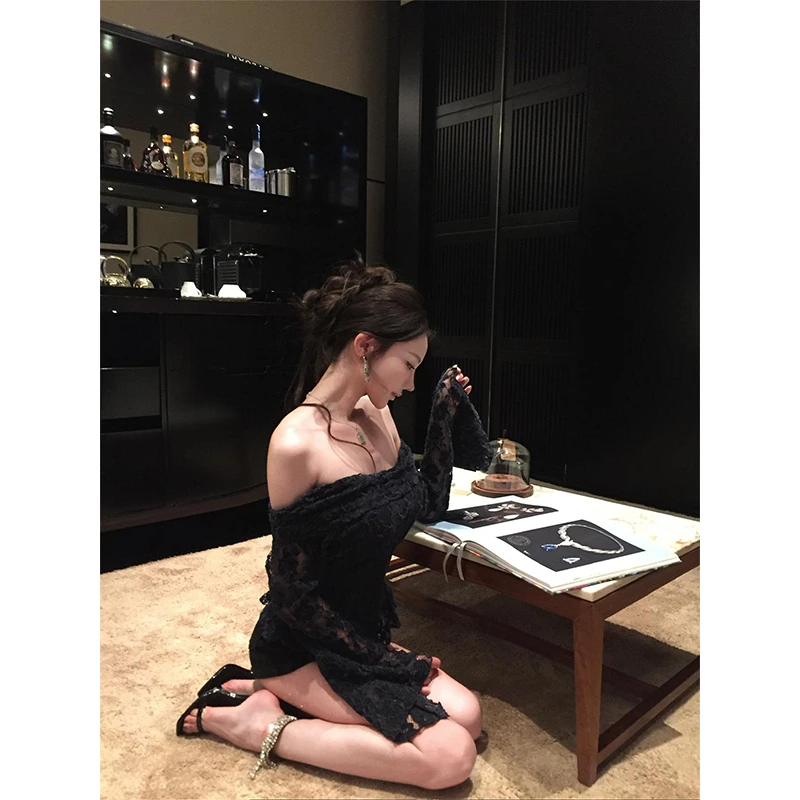 辣妹性感一字肩蕾丝长袖上衣独特漂亮小衫纯欲风高腰显瘦百搭短裤