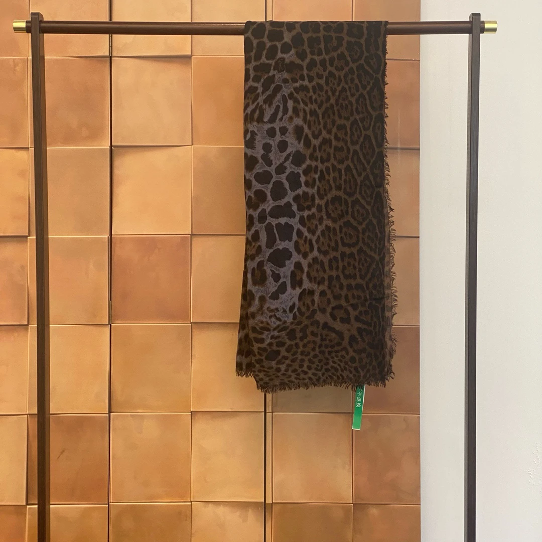 99新  Saint Laurent深棕色豹纹流苏围巾/99新/29402