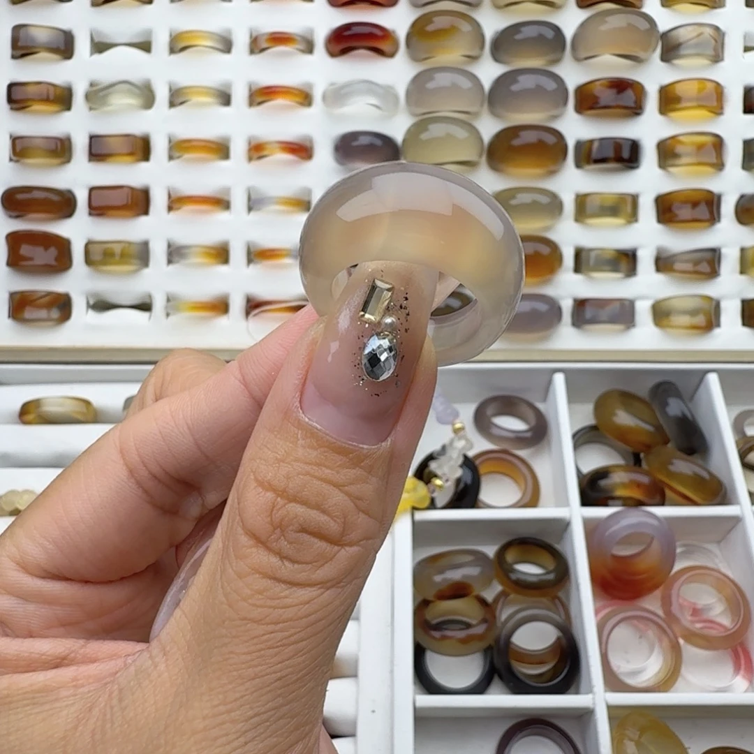 吾***王玛瑙/玉髓未镶嵌戒圈17圈