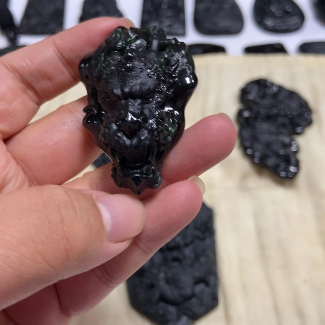 我***大翡翠未镶嵌颈饰龙头