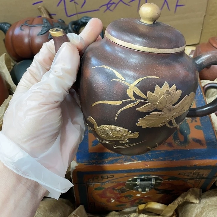 茶壶紫砂原矿泥料，纯手工制作的一把紫砂壶。