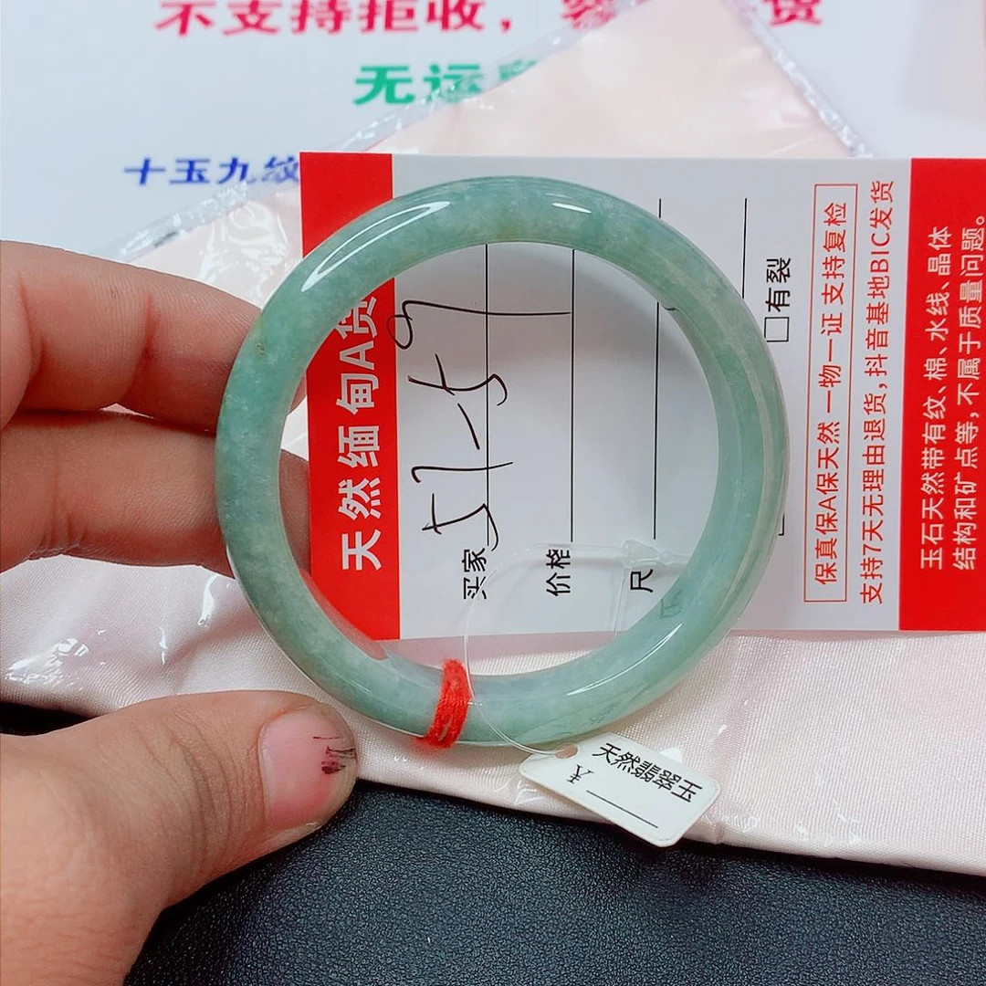 翡翠手镯未镶嵌翡翠