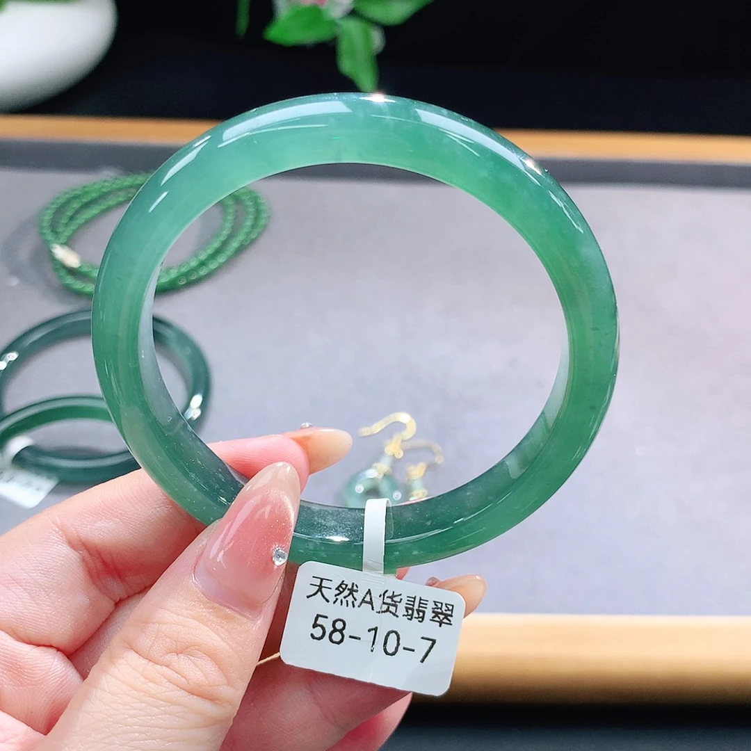 未镶嵌手镯（圆镯）翡翠