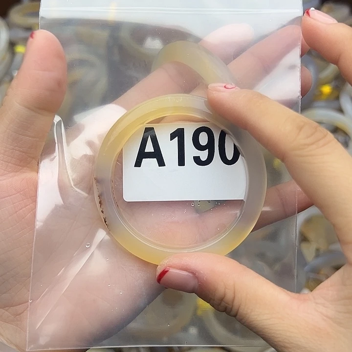 小***样玛瑙/玉髓未镶嵌手镯190