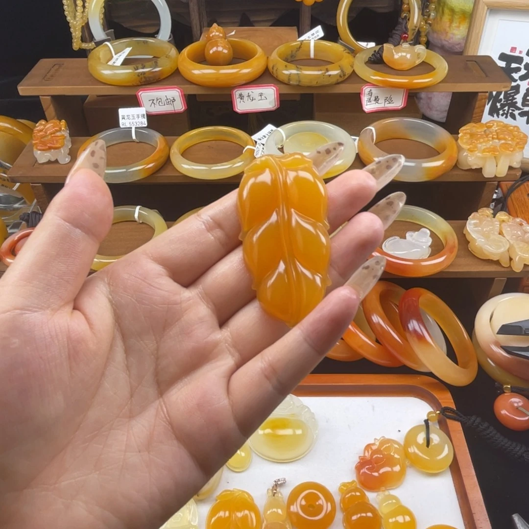 未镶嵌石英质玉（黄龙玉）颈饰