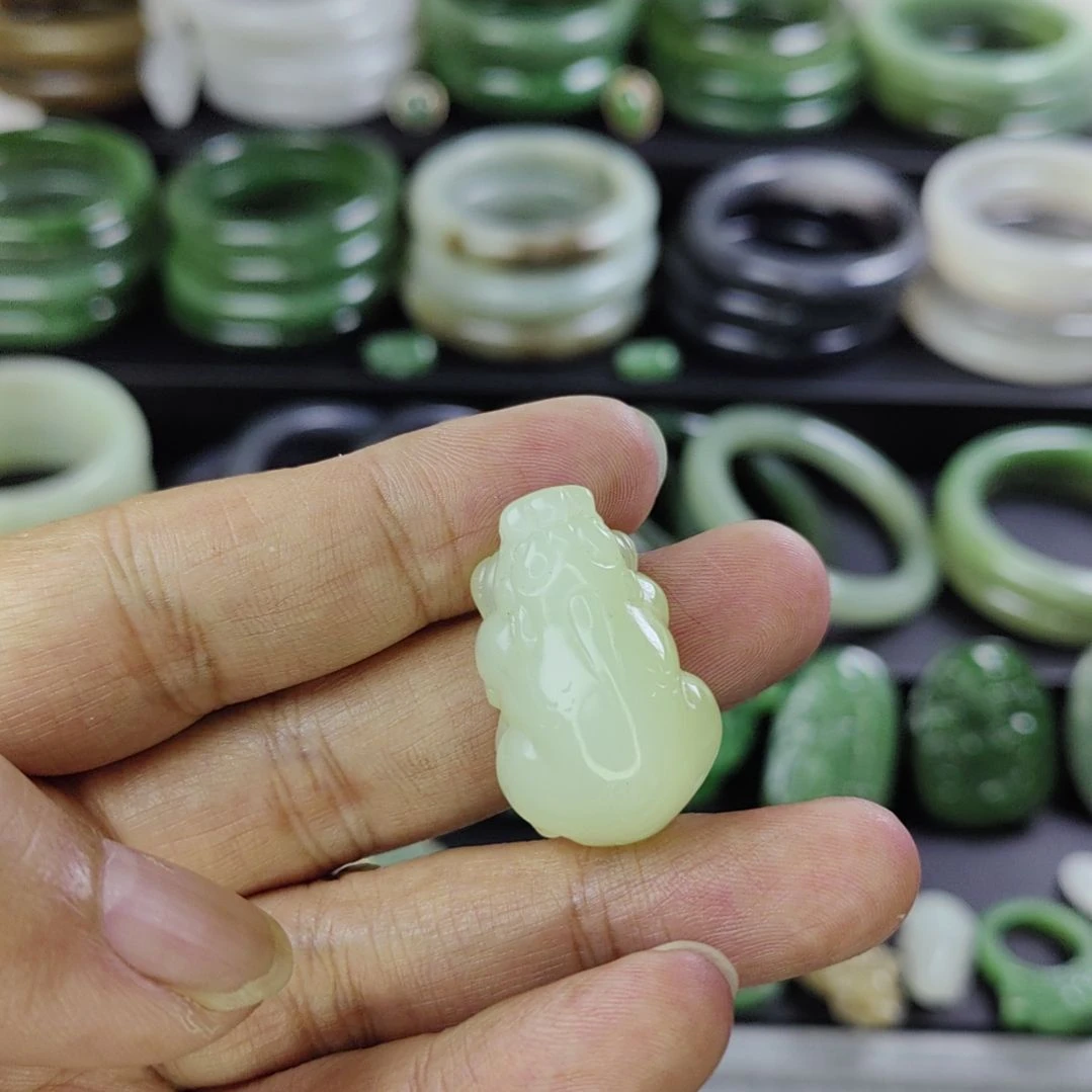 和田玉未镶嵌吊坠(赠链)