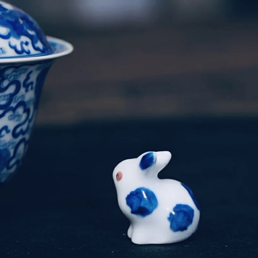 【黄老邪宝弟真选】景德镇手绘青花加红小兔子茶宠白瓷陶瓷茶具家用