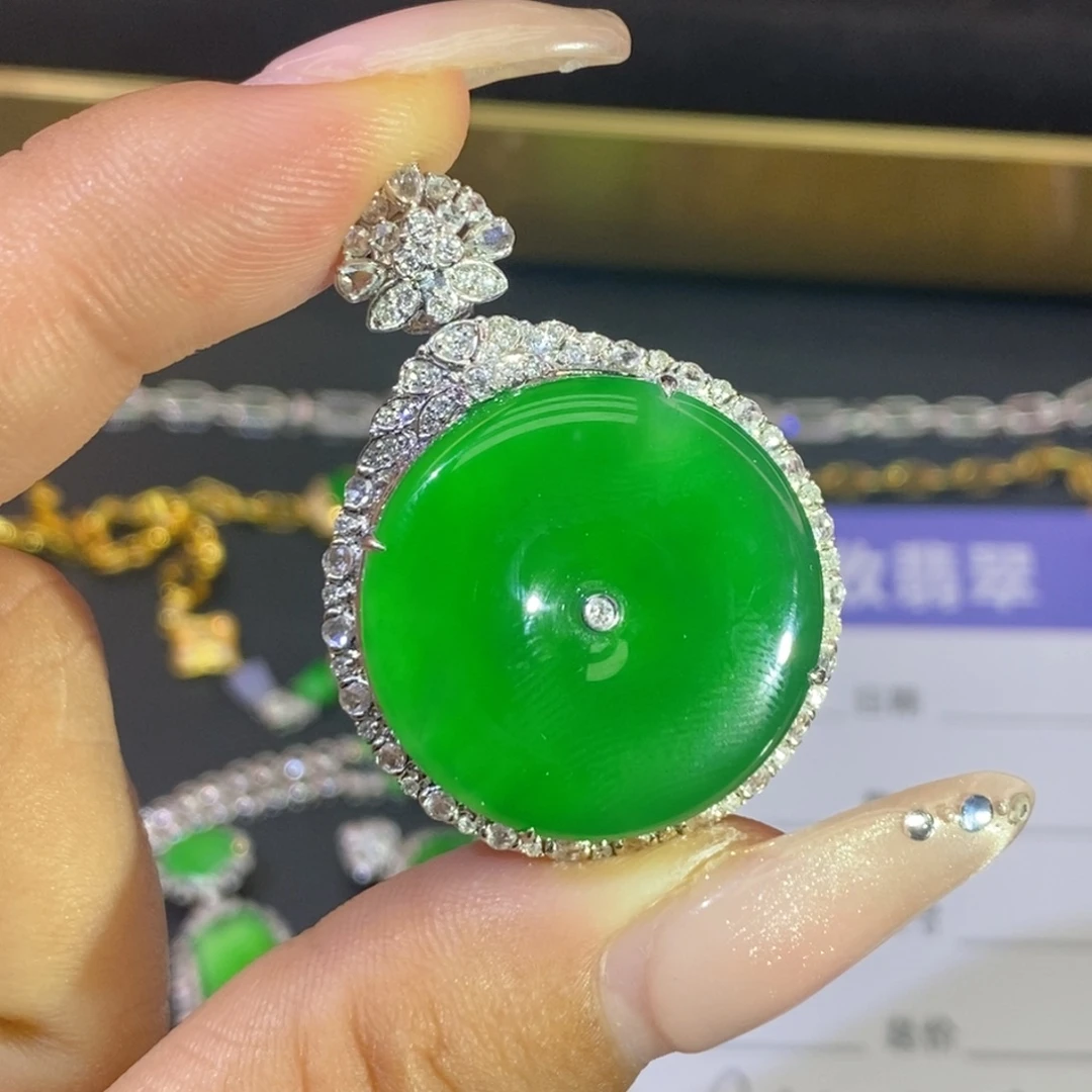 翡翠18K金镶嵌颈饰