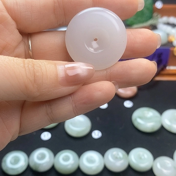 石英质玉颈饰未镶嵌