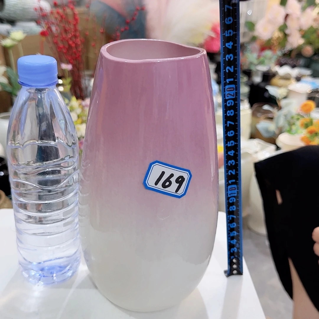 169号陶瓷高24厘米瑕疵一个