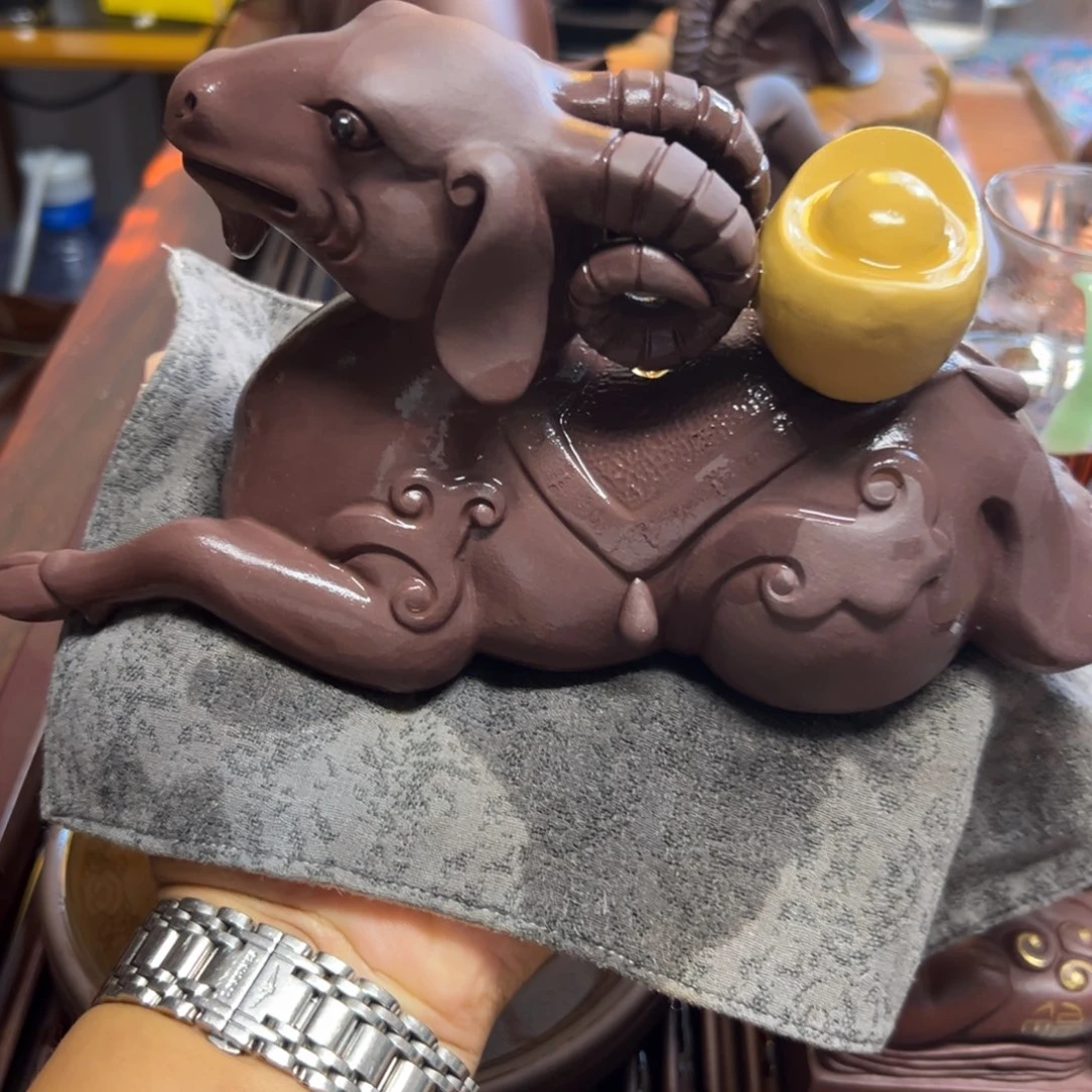 茶宠紫砂紫砂茶宠摆件。