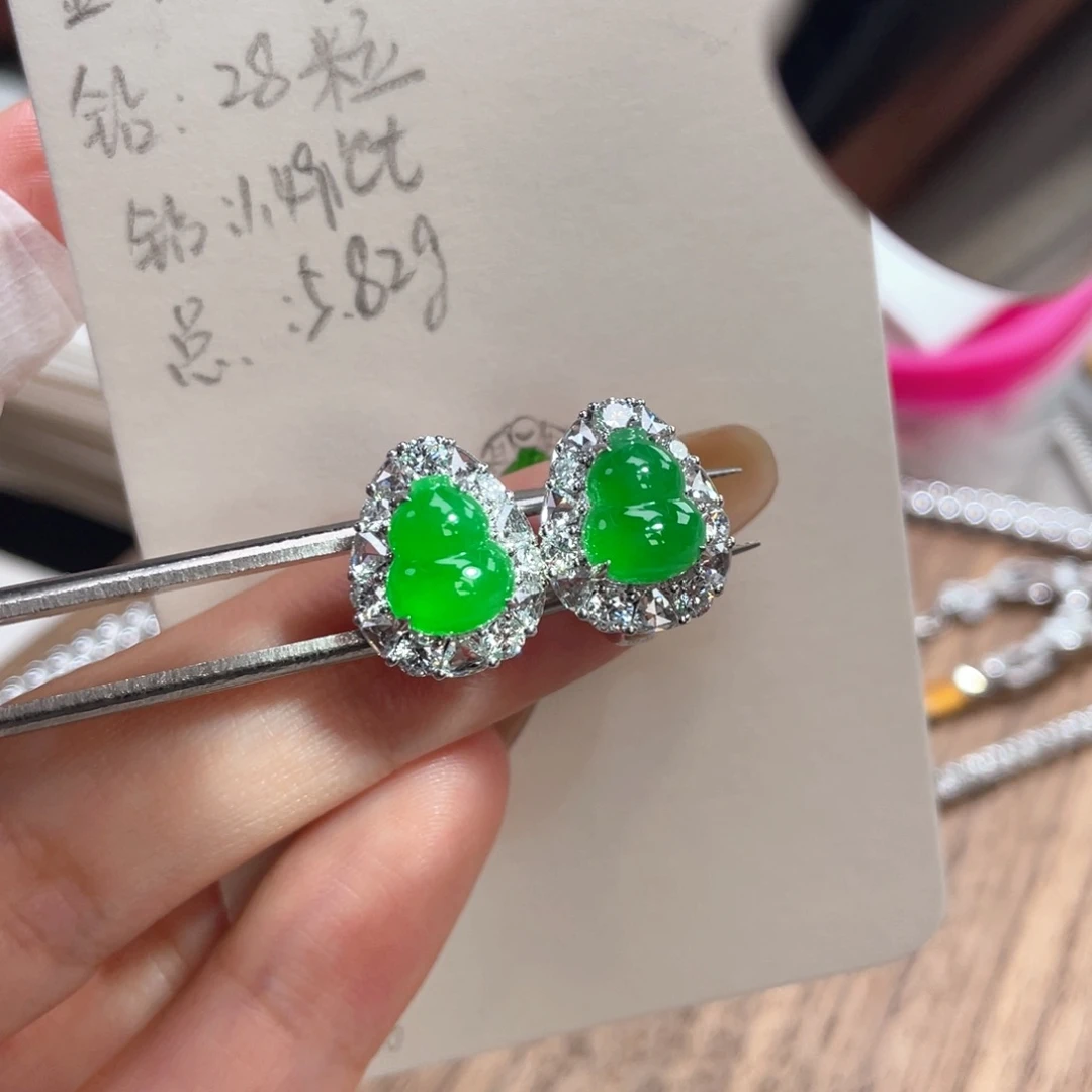 翡翠18K金镶嵌颈饰葫芦耳包