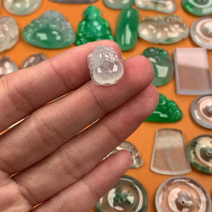 翡翠挂件未镶嵌….