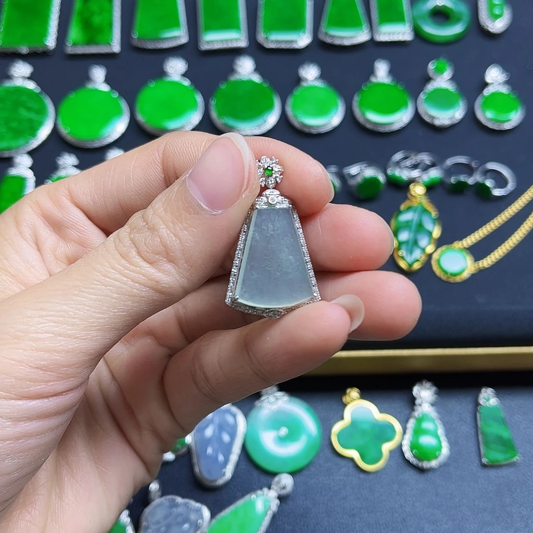 翡翠18K金镶嵌颈饰