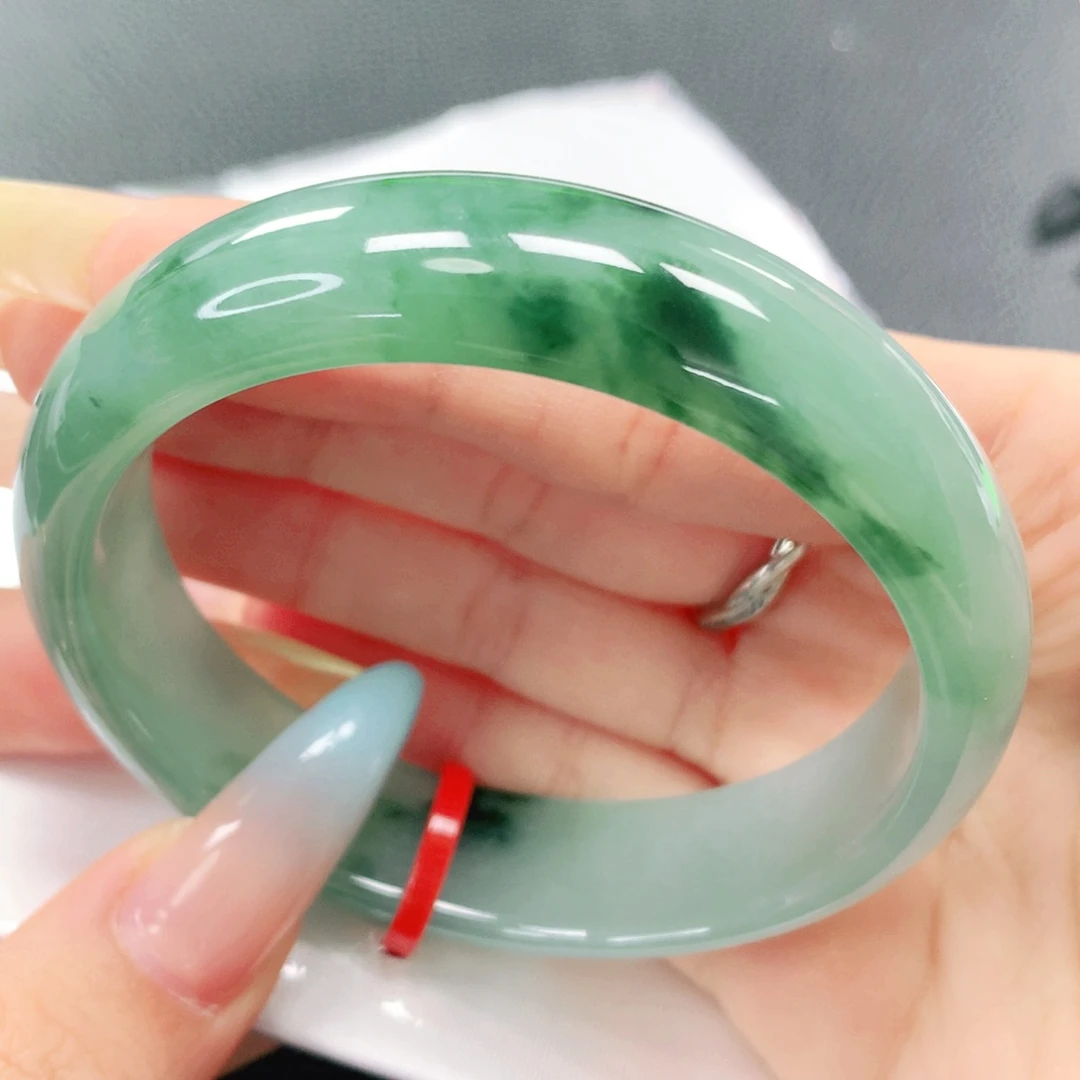 翡翠手镯未镶嵌56。