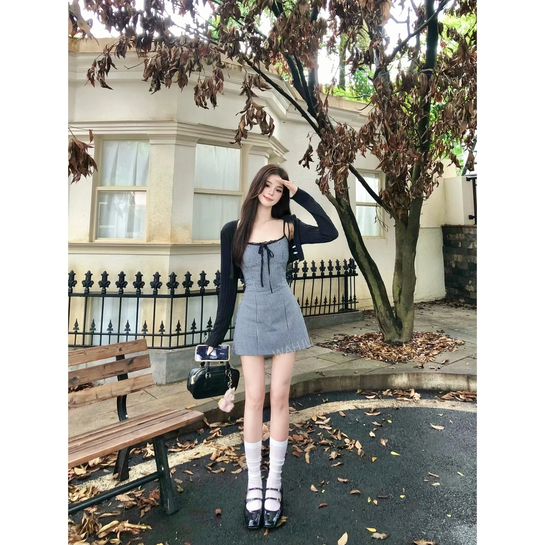 画解WAHJU【秀场出道】早秋设计感百搭收腰黑色格子吊带连衣裙9769W