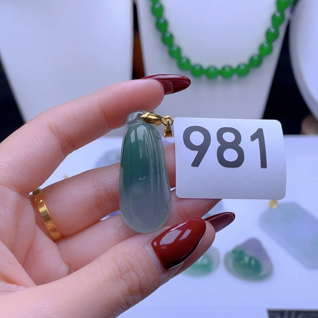 翡翠吊坠(赠链)未镶嵌