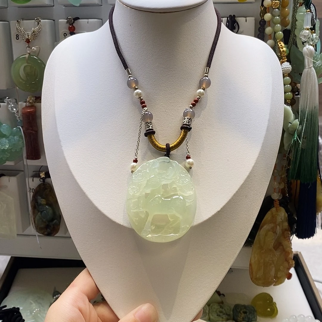 蛇纹石玉未镶嵌颈饰