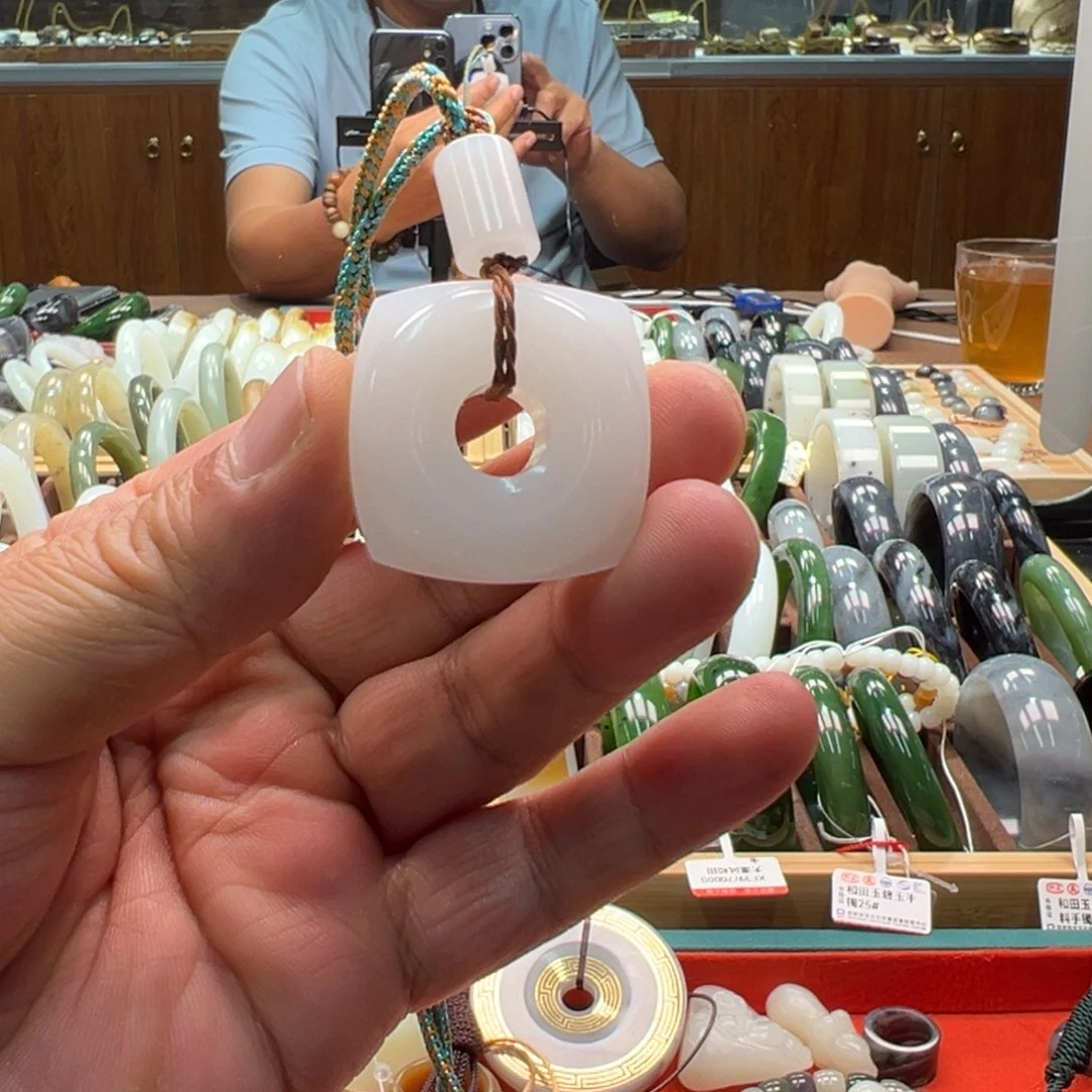 颈饰未镶嵌和田玉（糖玉）