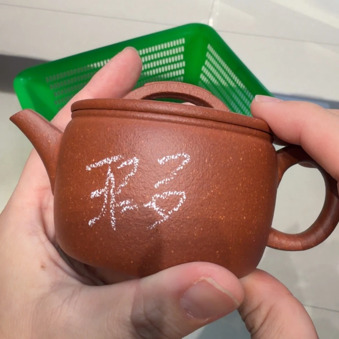 茶杯紫砂微瑕的壶