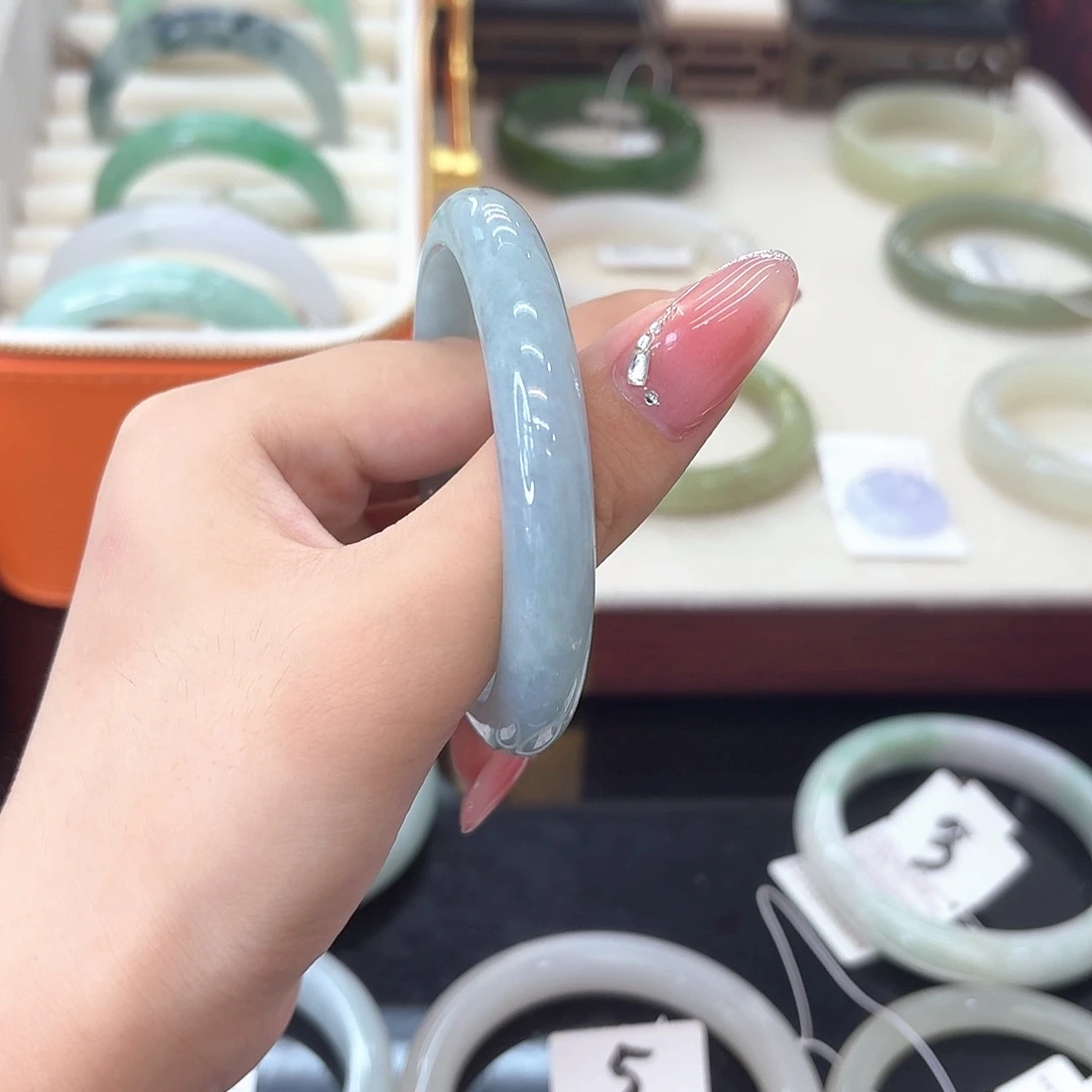 翡翠手镯未镶嵌57圈口