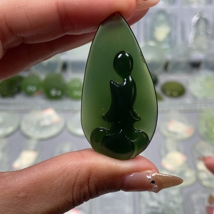 蛇纹石玉颈饰未镶嵌