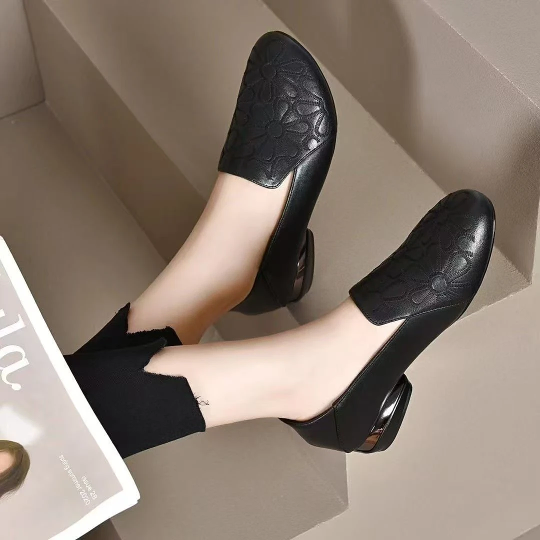 低跟女鞋真皮2025新款圆头刺绣软底牛皮欧美时尚粗跟妈妈鞋子