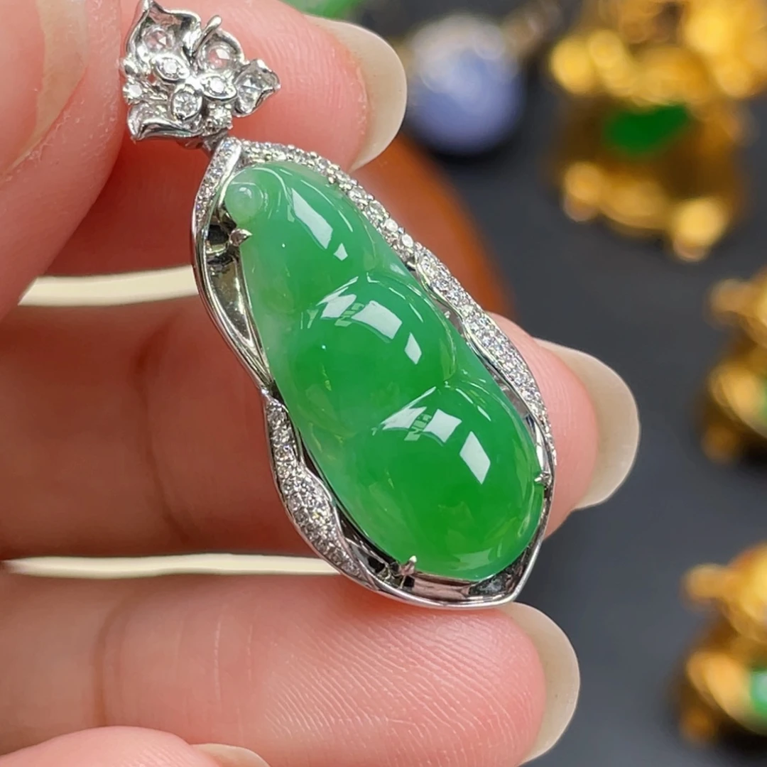 翡翠18K金镶嵌颈饰绿豆子