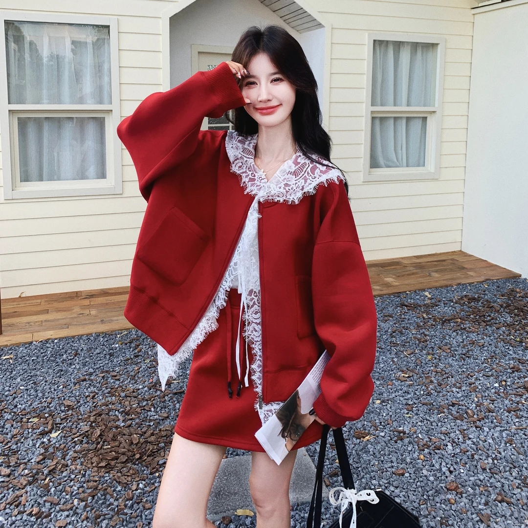 早初秋穿搭一整套女2025新款巨好看蕾丝衫休闲连帽卫衣短裙三件套