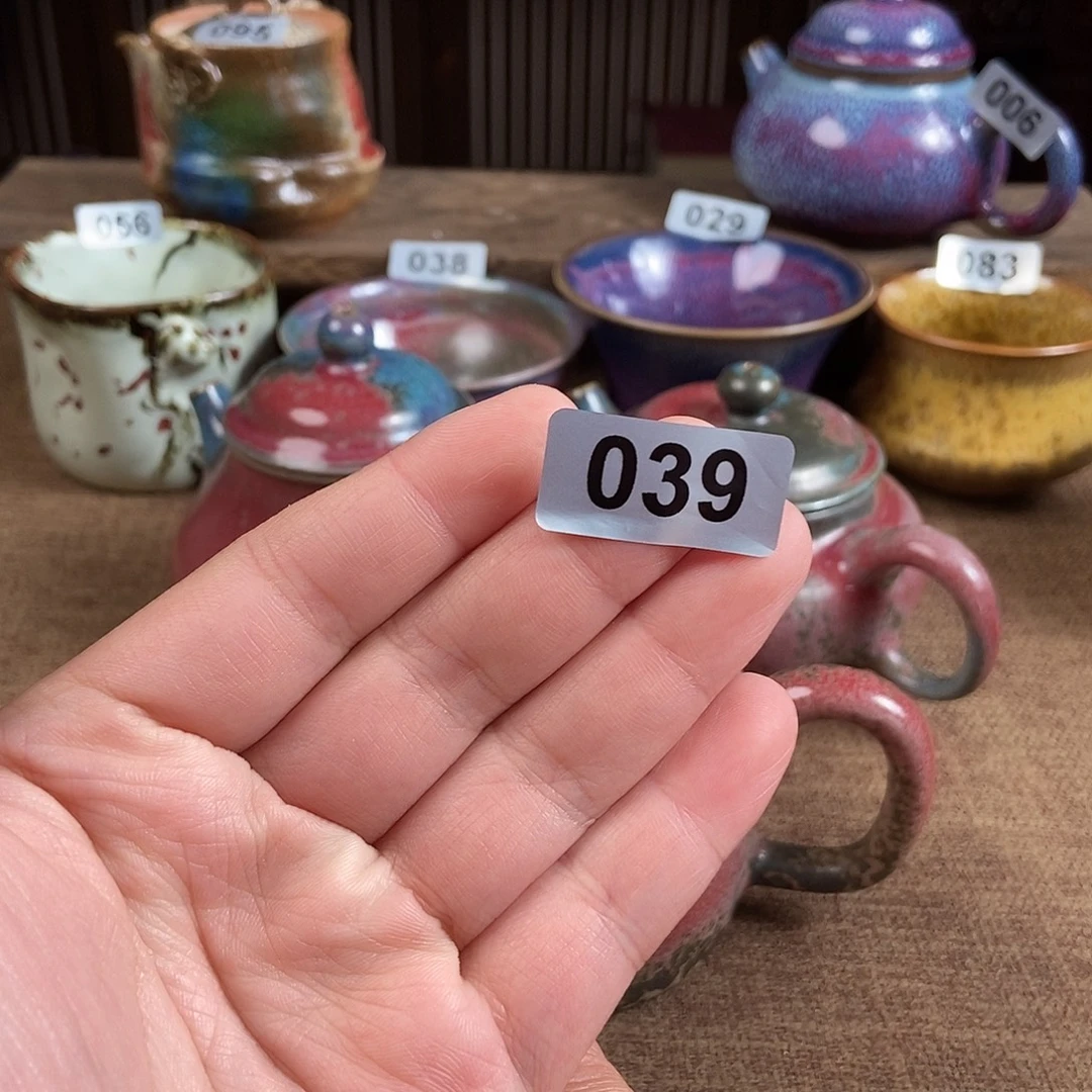 王***拿瓷片钧瓷茶壶茶具