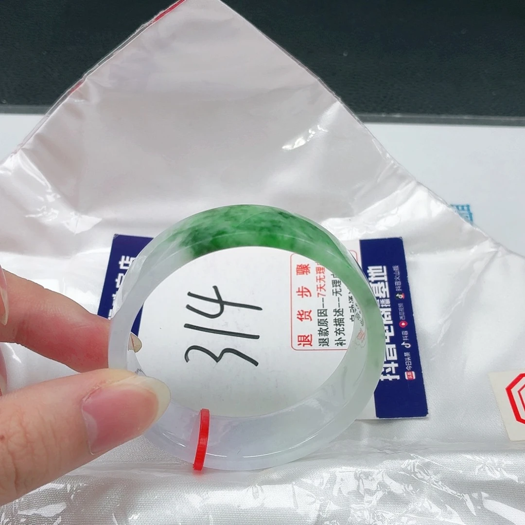 翡翠手镯未镶嵌翡翠