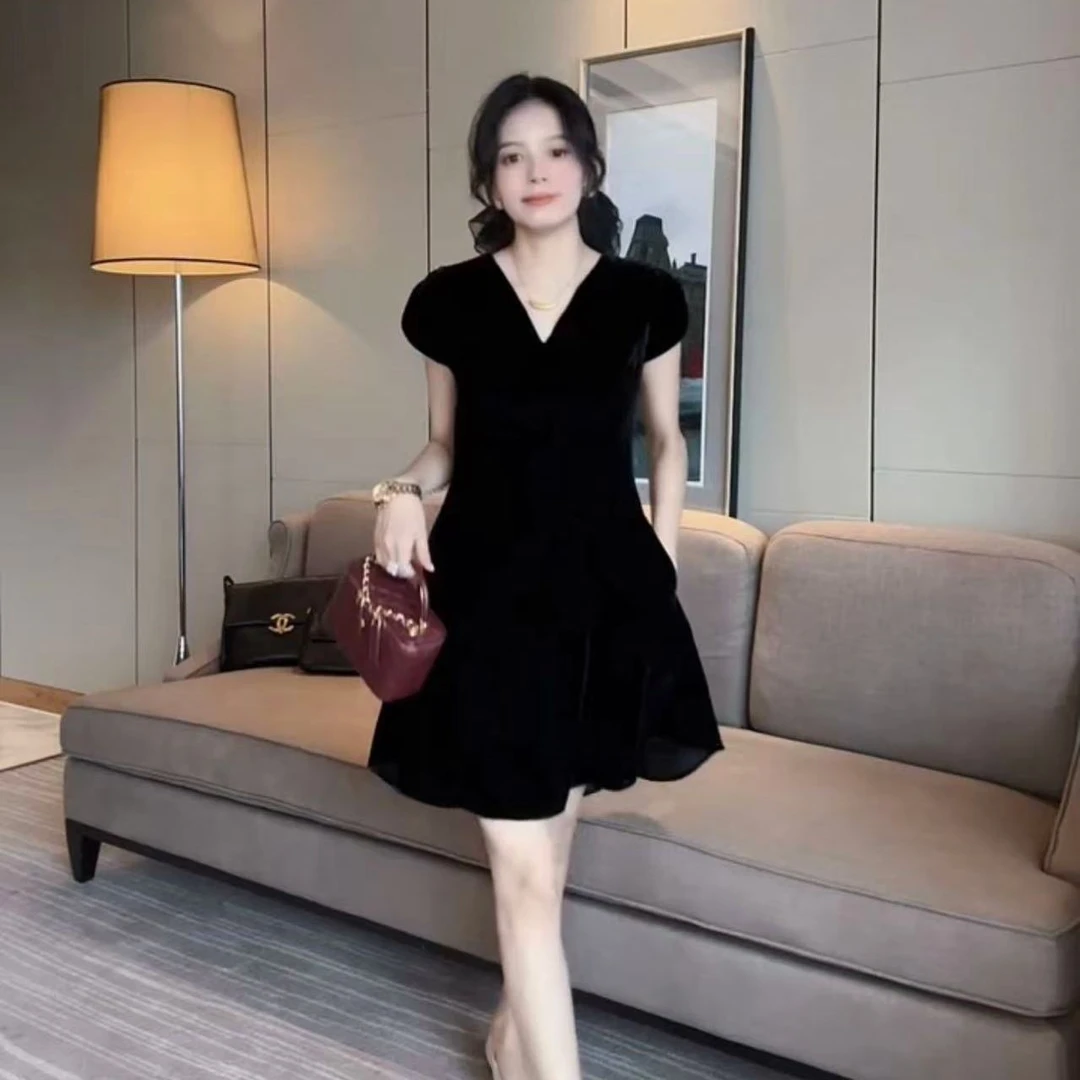 702法式赫本风时髦连衣裙夏2025新款气质优雅收腰显瘦丝绒小黑裙