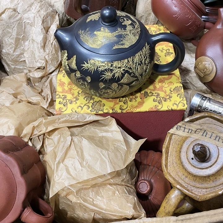 茶壶紫砂矿泥料，手工制作的一把紫砂壶。