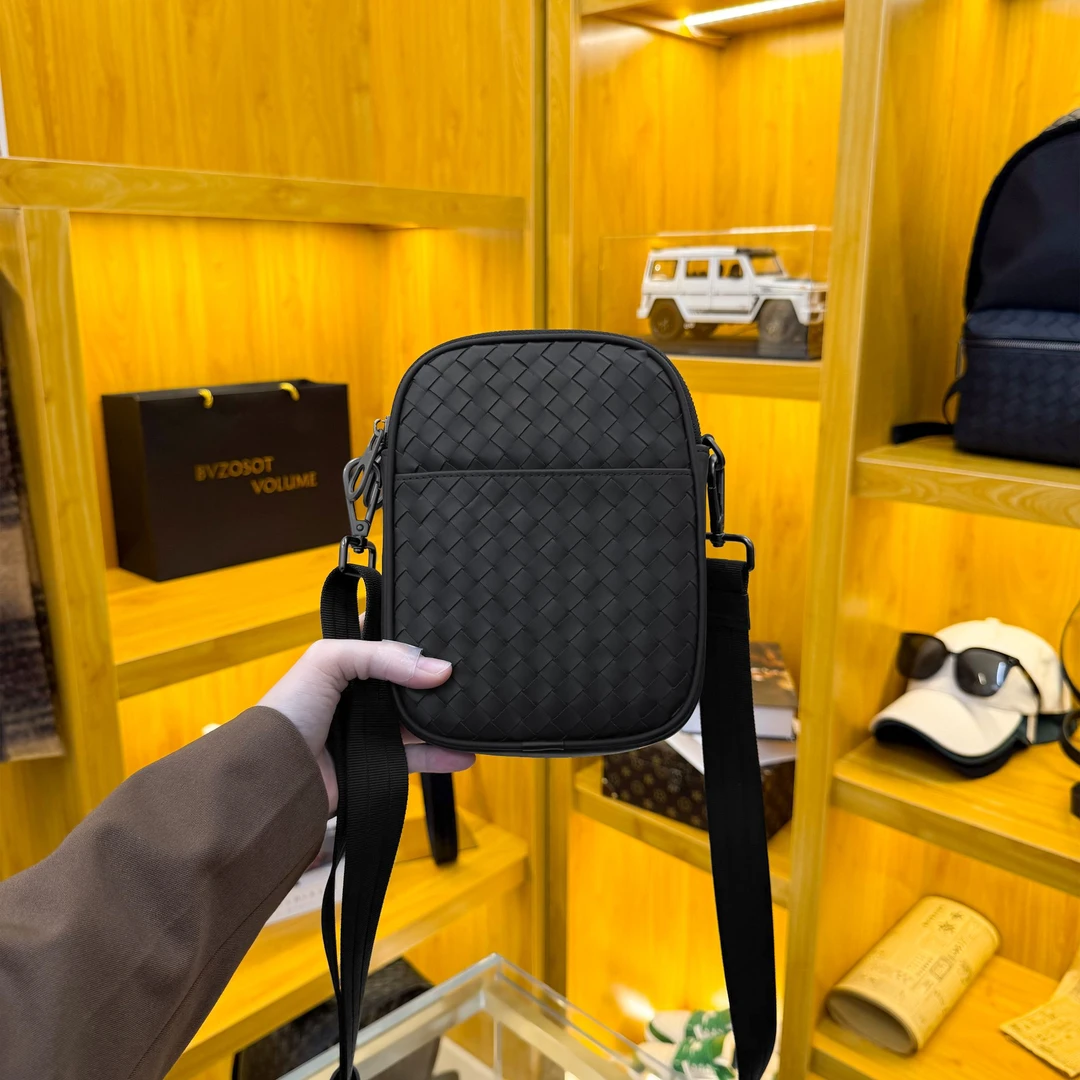 BVZOSOT VOLUME头层胎牛皮纯手工编织邮差手机包双层拉链时尚简约