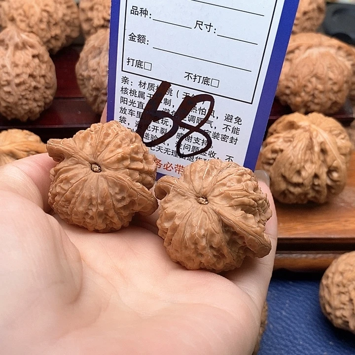 吊坠桃核血麒麟狮子头40