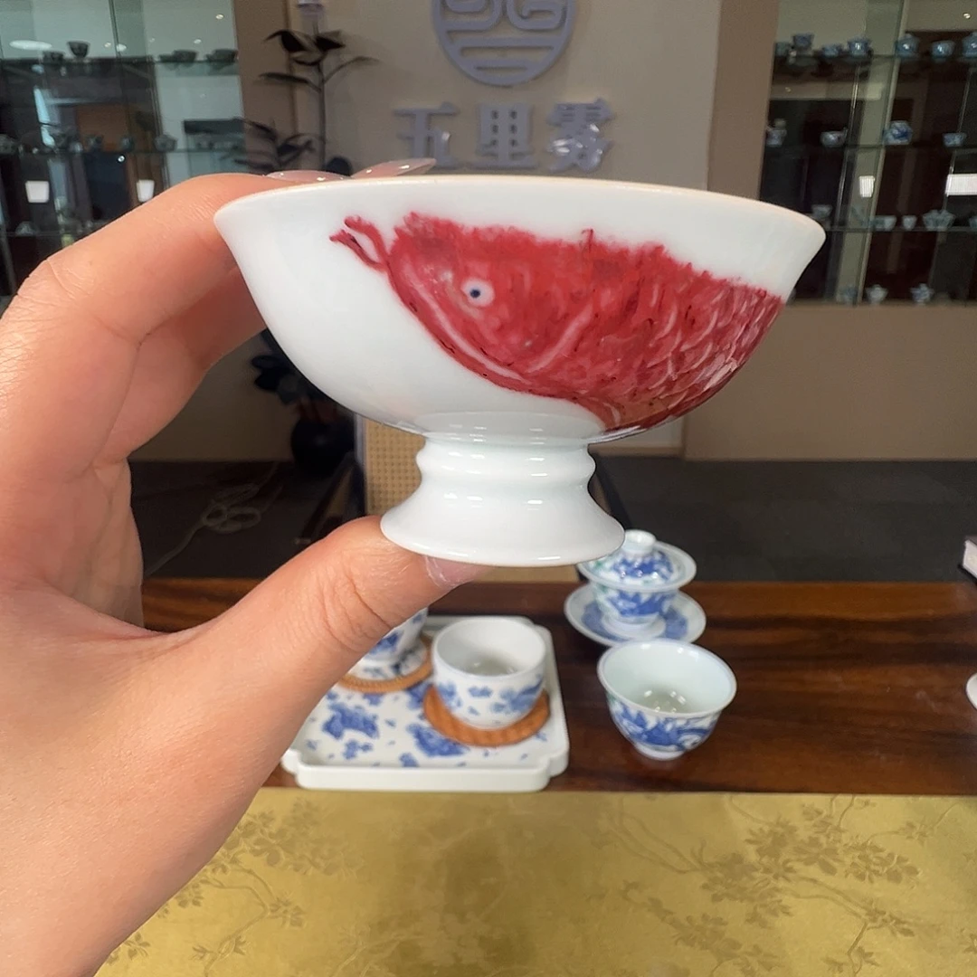 高足釉里红鱼杯。