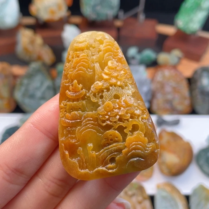 定制翡翠未镶嵌翡翠满鸡油黄山水牌