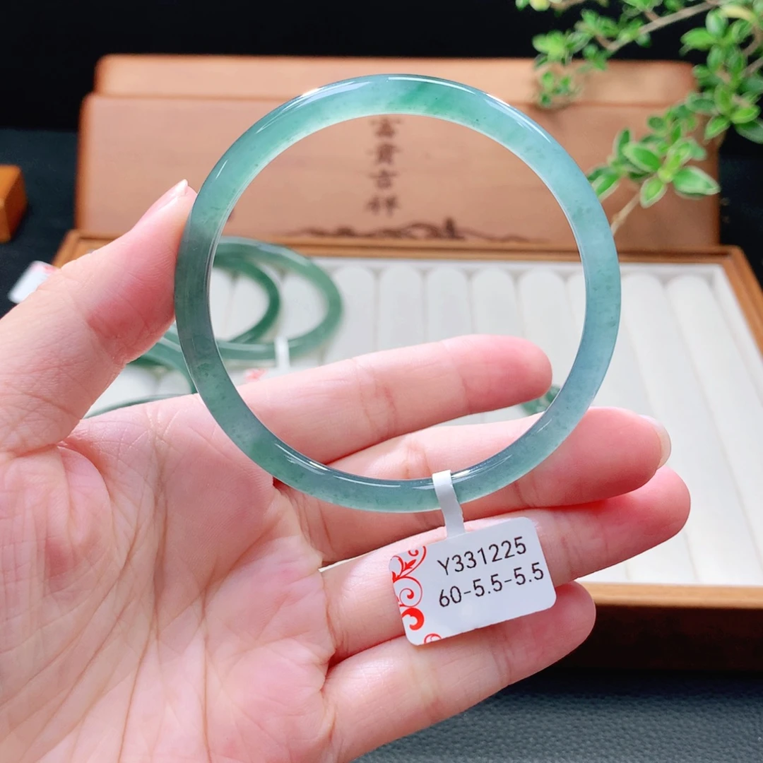 未镶嵌手镯（圆镯）翡翠