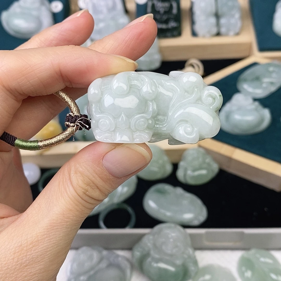 翡翠未镶嵌颈饰貔貅