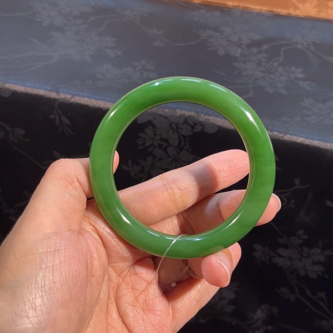 和田玉未镶嵌手镯  「俄碧 阳绿」