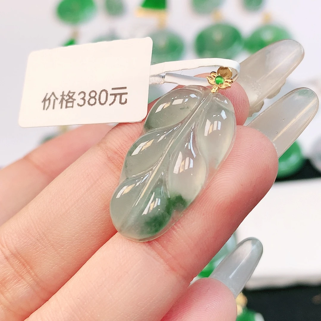 小****翡翠18K金镶嵌颈饰
